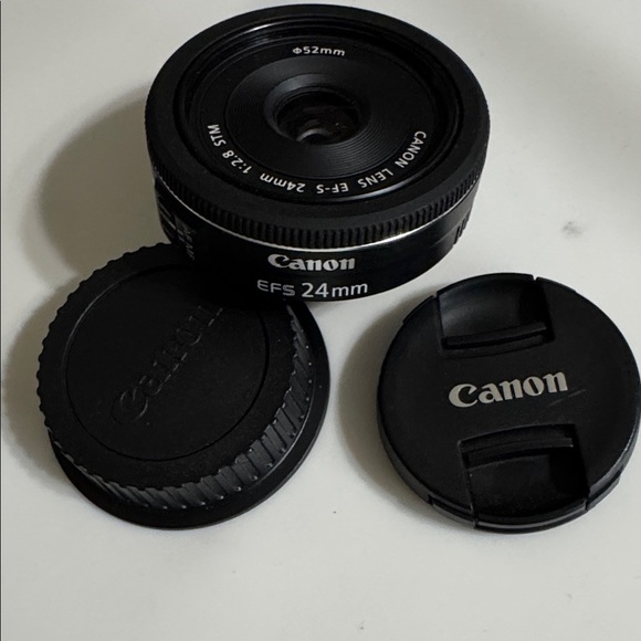 Canon EF-S 24mm f/2.8 STM Lens - Sleek Black - Picture 4 of 7